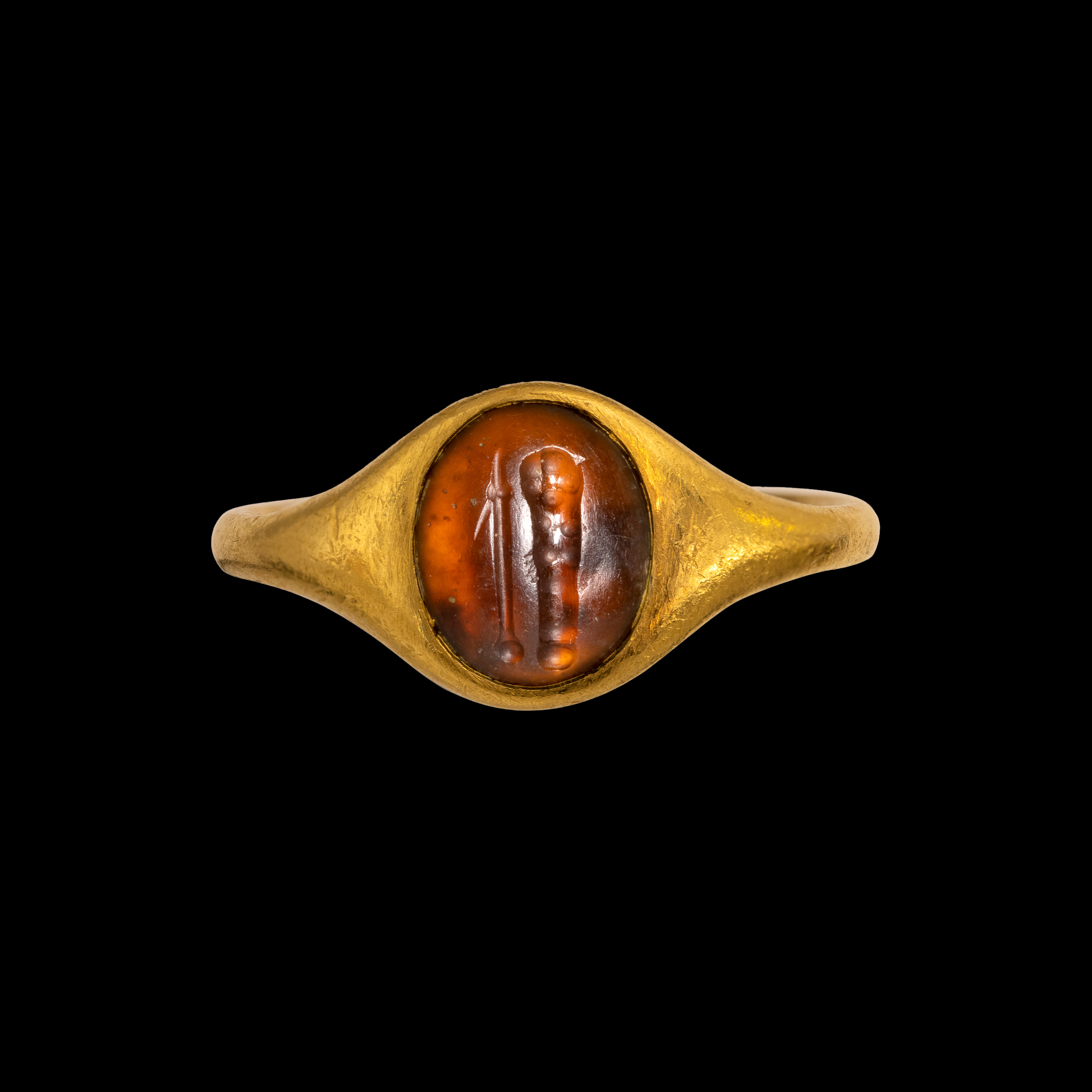 A high carat gold ring set with an Italic agate intaglio. Club and weapon. 
